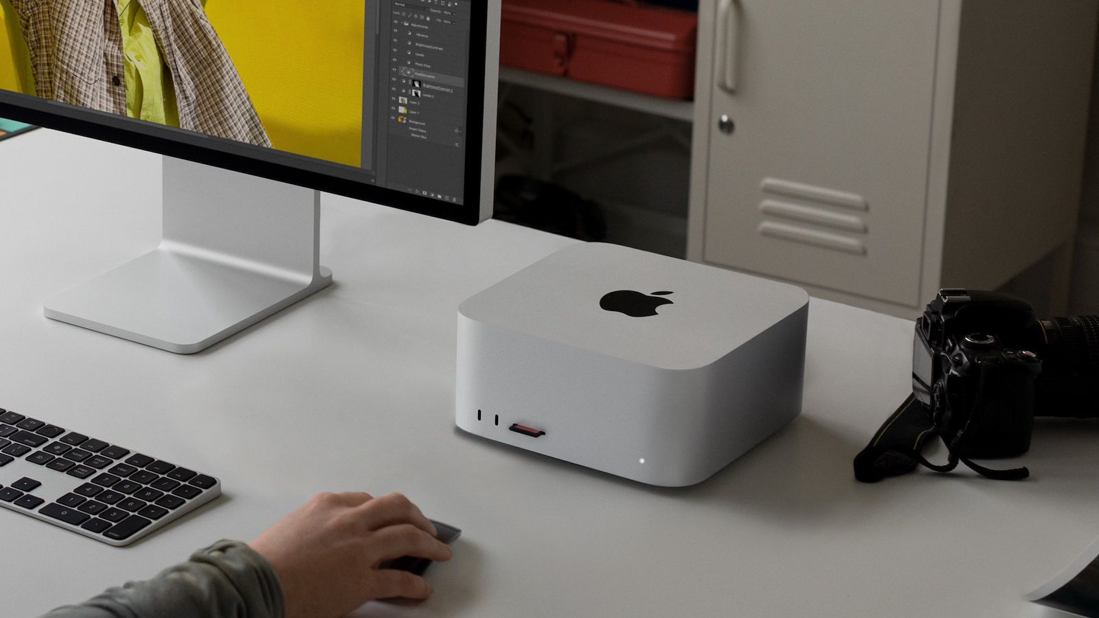 Apple Mac Studio em mesa de trabalho
